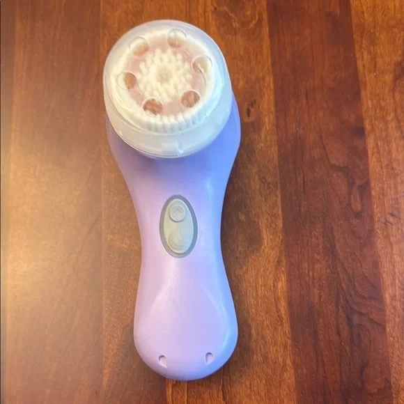 NIB Clarasonic Mia 2 With Extra Brush Heads and Cleansers - Picture 12 of 12